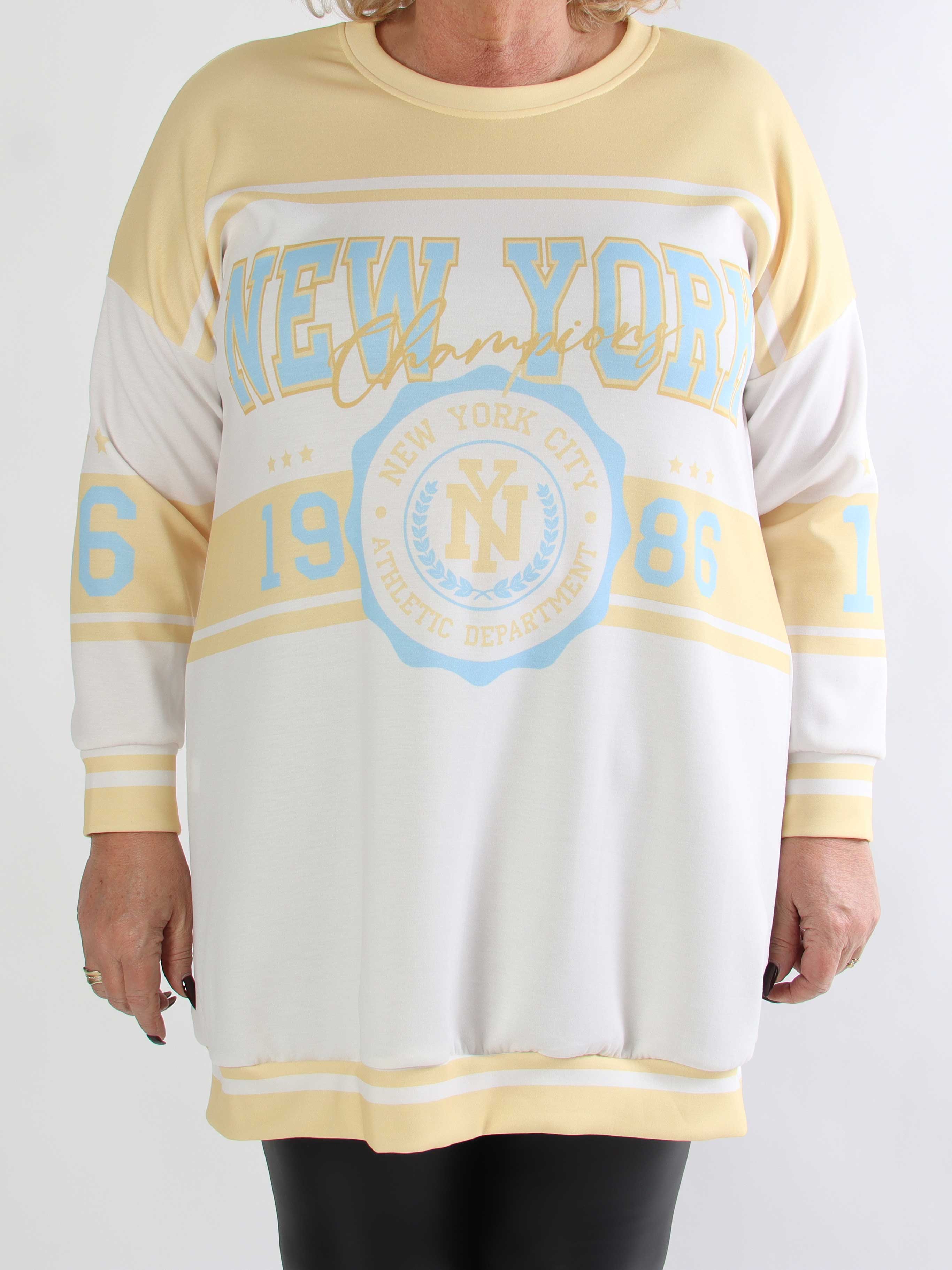 Rosaria - Plus size joggingklänning med New York-motiv på bröstet